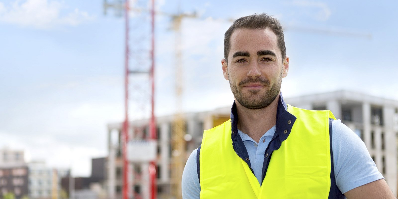 Ein Mann der eine Warnweste trägt